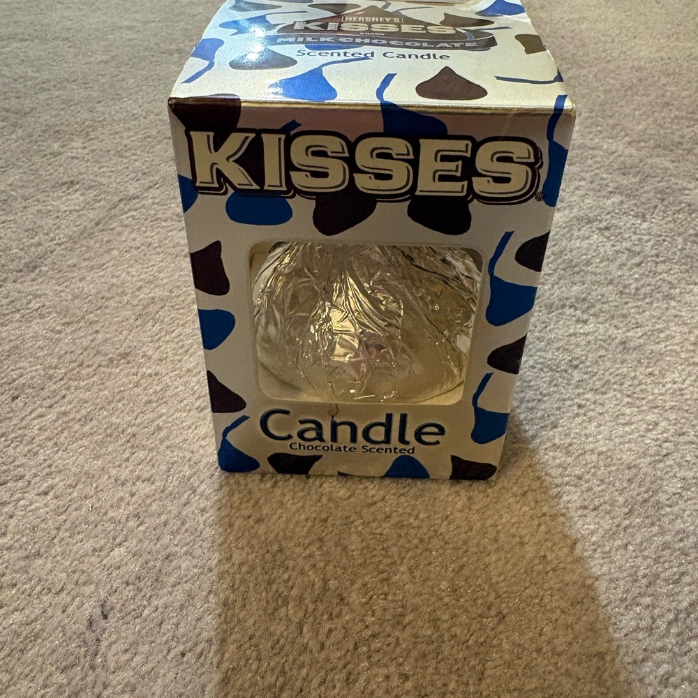 NWT KISSES Chocolate Scented Candle-Silver Foil